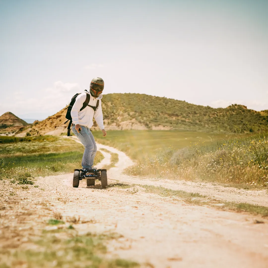 Kiff glisse unique Sternboard rider aventure planche électrique sortie terrain désertique skateboard électrique sensations